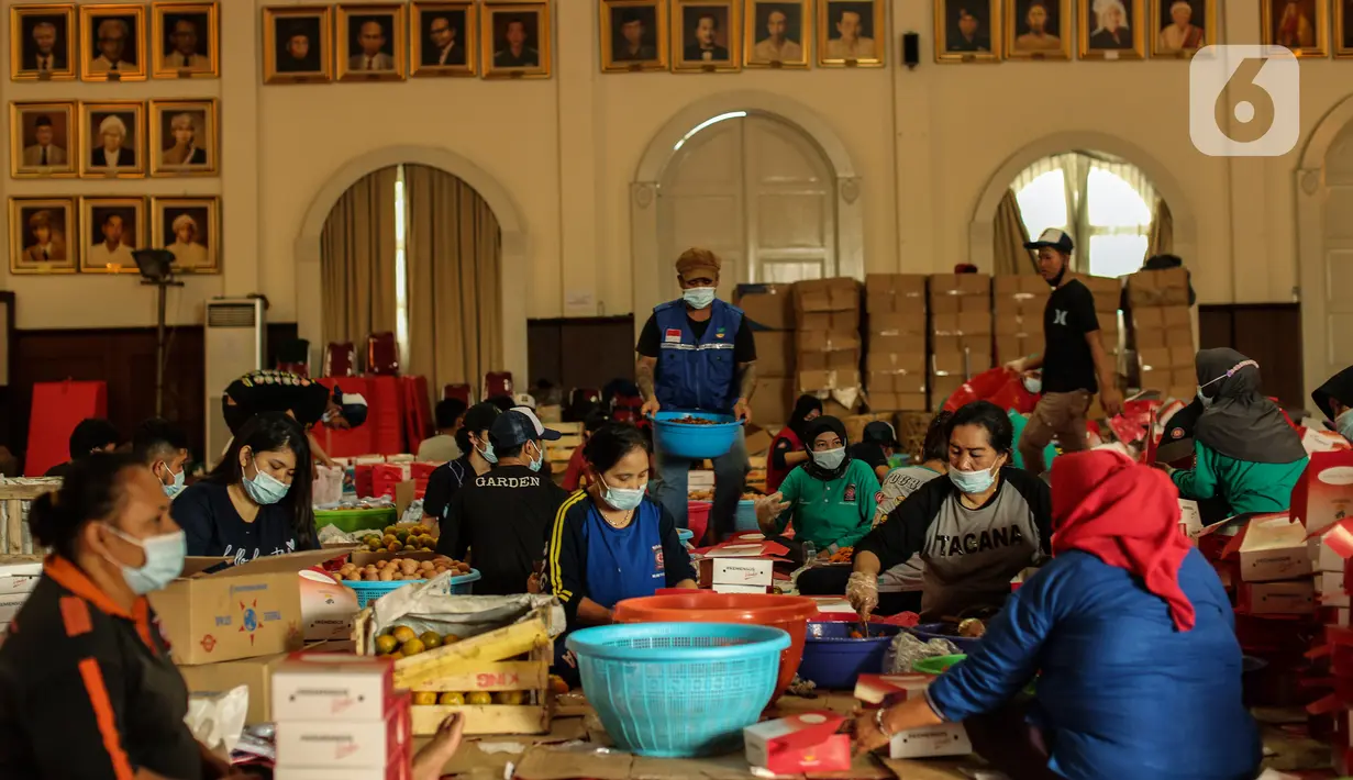 Suasana dapur umum Kementerian Sosial di halaman Gedung Konvensi, TMP Kalibata, Jakarta, Kamis (5/8/2021). Sebanyak 16.000 makanan setiap harinya disiapkan bagi tenaga kesehatan, petugas penyekatan PPKM dan petugas TPU serta warga yang isolasi mandiri di wilayah Jabodetabek (Liputan6.com/JohanTallo)