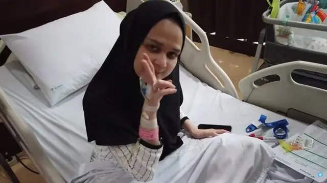 Potret perjuangan Cut Meyriska lawan penyakit misterius. (Sumber: Youtube/RogerChika Journey)