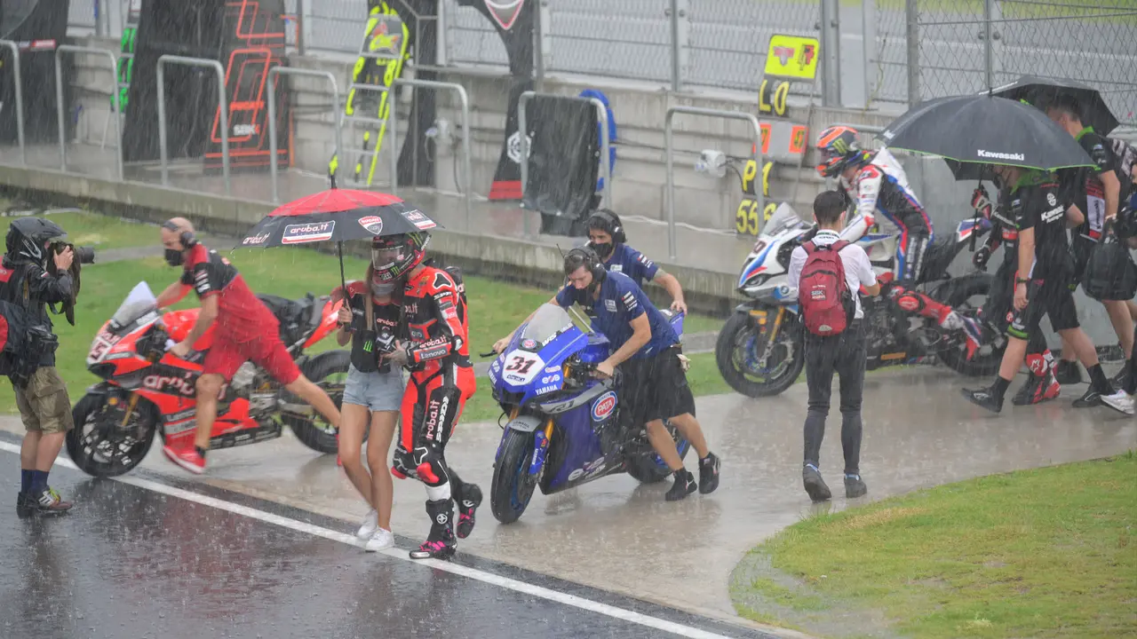 FOTO: Hujan Lebat Tunda Race 2 WSBK Mandalika 2021
