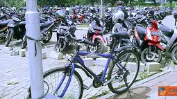 Citizen6, Semarang: Sebuah sepeda parkir diantara puluhan sepeda motor. Inilah suasana parkir sepeda motor di Kampus FISIP Undip,Semarang. Diibaratkan "si sehat berada di sekitar penghasil polusi"(kelompok 24)