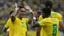 Pemain Brasil Raphinha (kiri) merayakan dengan rekan setimnya setelah mencetak gol ke gawang Uruguay pada pertandingan kualifikasi Piala Dunia 2022 di Arena da Amazonia, Manaus, Brasil, Kamis (14/10/2021). Brasil menang 4-1. (AP Photo/Andre Penner)