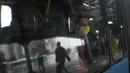 Penumpang di dalam bus BRT (Bus Rapid Transit) pada hari pencabutan aturan wajib masker di luar ruangan, di Rio de Janeiro, Brasil, Kamis (28/12/2021). Pencabutan aturan wajib masker ini efektif berlaku pada Kamis (28/10) waktu setempat. (MAURO PIMENTEL / AFP)