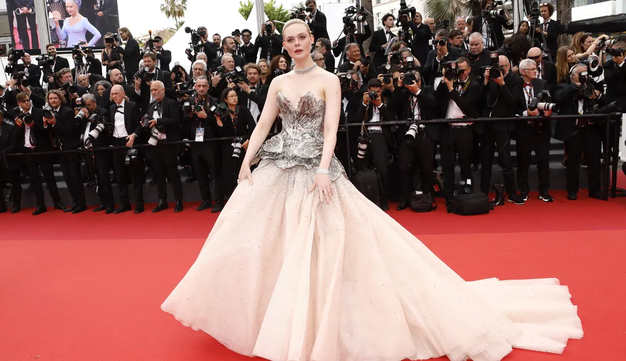 Elle Fanning tiba di karpet merah di Festival Film Cannes 2023 untuk pemutaran film "Jeanne du Barry,". (Photo by Joel C Ryan/Invision/AP)