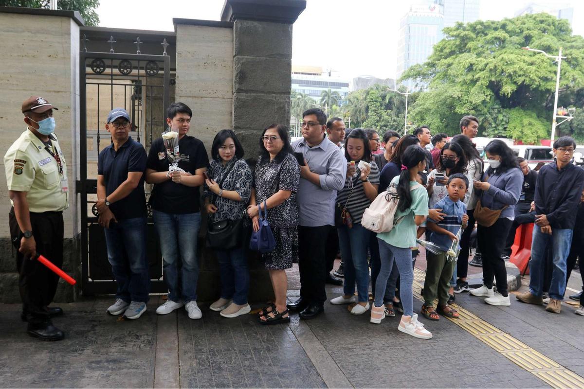 Umat Katolik berdoa untuk Paus Fransiskus di Kedubes Vatikan