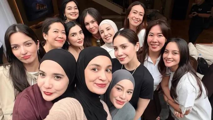 Geng Cendol saat Kumpul Bareng di Villa Zaskia Sungkar. [@ramadhaniabakrie]