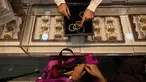 Gambar diambil pada 11 Agustus 2021 menunjukkan seorang manajer toko perhiasan berbicara dengan pelanggan di Mumbai, India. Putus asa mendapatkan uang tunai, banyak keluarga dan usaha kecil menjual perhiasan emas sebagai jaminan untuk mendapatkan pinjaman jangka pendek. (Punit PARANJPE/AFP)