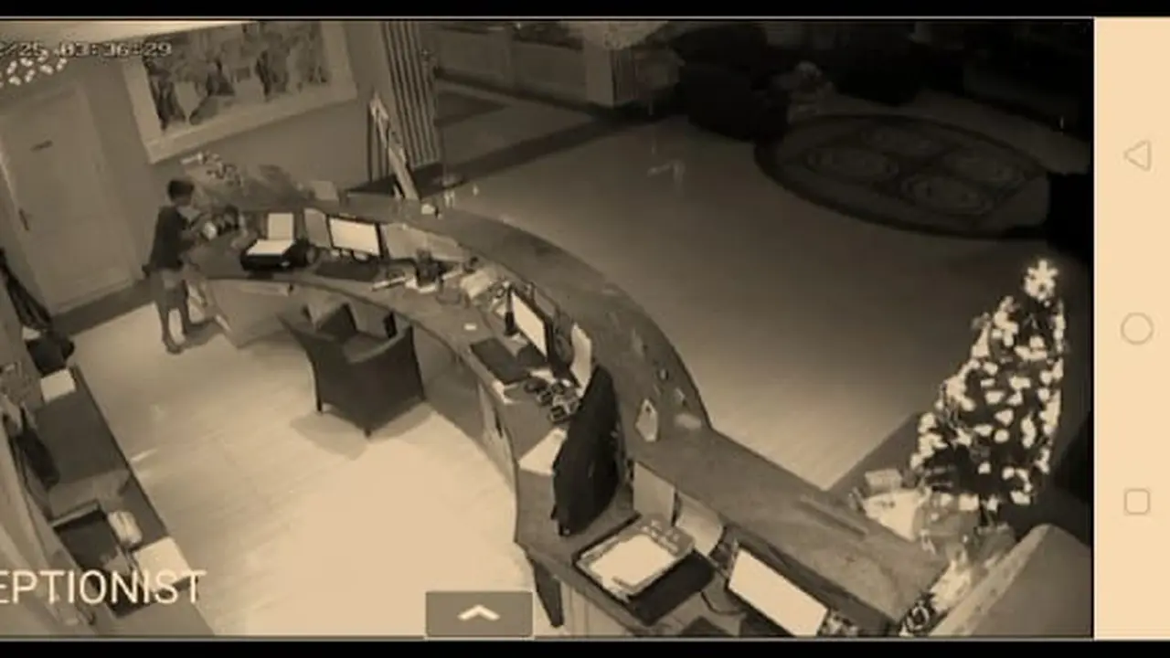 Tangkapan layar rekaman CCTV saat bocah 12 tahun cuti uang belasan juta di Makassar (Foto: Liputan6.com/Fauzan)