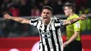 <p>Pemain Juventus Paulo Dybala melakukan selebrasi usai mencetak gol ke gawang Genoa pada pertandingan sepak bola Serie A Liga Italia di Stadion Luigi-Ferraris, Genoa, Italia, 6 Mei 2022. Juventus kalah 1-2. (Marco BERTORELLO/AFP)</p>