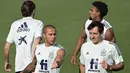 Gelandang Spanyol, Thiago ((kiri) dan penyerang Mikel Oiarzabal melakukan pemanasan selama sesi latihan di Ciudad del Futbol di Las Rozas dekat Madrid (3/7/2021). Spanyol akan menghadapi Italia pada babak semifinal Euro 2020  di Stadion Wembley, Inggris. (AFP/Javier Soriano)