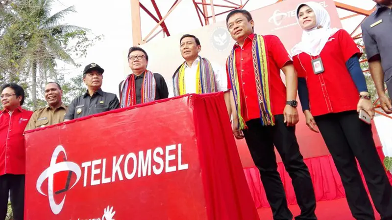 Mendagri, Tjahjo Kumolo; Menkopolhukam, Wiranto; dan Dirut Telkomsel Ririek Andriansyah ditemui di Alor, Nusa Tenggara Timur, usai penandatanganan prasasti Komitmen Membangun Jaringan di Daerah Perbatasan, Selasa (23/8/2016). Liputan6.com/Corry Anestia