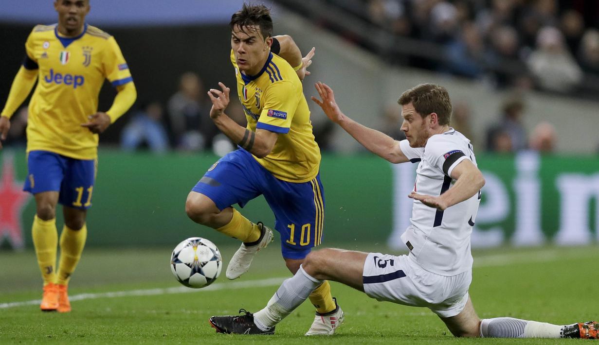 Striker Juventus, Paulo Dybala, berusaha melewati bek Tottenham Hotspur, Jan Vertonghen, pada laga Liga Champions di Stadion Wembley, London, Rabu (7/3/2018). Tottenham Hotspur takluk 1-2 dari Juventus. (AP/Kirsty Wigglesworth)