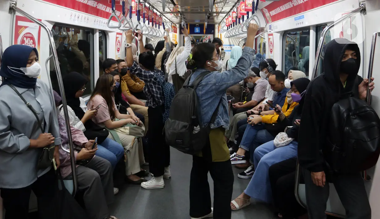 Sementara Head of Corporate Secretary Division PT LRT Jakarta Sheila Indira Maharshi mengaku mendukung kebijakan Pemprov DKI Jakarta yang menerapkan tarif Rp 1 bagi penumpang. (Liputan6.com/Johan Tallo)