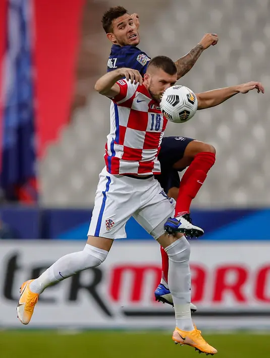 Penyerang timnas Kroasia, Ante Rebic berebut bola dengan pemain timnas Prancis, Lucas Hernandez dalam lanjutan UEFA Nations League Liga 1 Grup C di Saint-Denis, Rabu (9/9/2020) dini hari WIB. Sempat tertinggal duluan, Timnas Prancis menang 4-2 atas Kroasia. (AP Photo/Francois Mori)