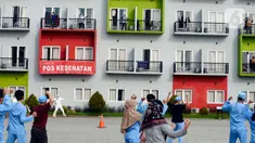 Sejumlah pasien berstatus orang tanpa gejala (OTG) melakukan senam bersama tim medis di Rumah Singgah Covid-19, Kabupaten Tangerang, Banten, Selasa (26/5). Dari 40 pasien OTG, beberapa di antaranya mengikuti senam di balkon kamar karena masih menunggu hasil pemeriksaan. (merdeka.com/Dwi Narwoko)