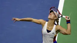 Petenis Jerman, Angelique Kerber berusaha mengembalikan bola ke arah petenis Jepang, Naomi Osaka pada putaran pertama AS Terbuka 2017 di New York, Selasa (29/8). Kerber menyerah dengan skor 3-6 dan 1-6 dari petenis 19 tahun tersebut (AP/Frank Franklin II)