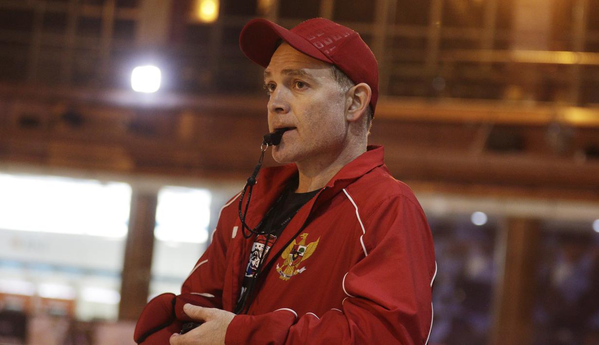 Pelatih Timnas Hoki Es Indonesia, Shaw Steven Berg, memantau anak asuhnya saat latihan di Bintaro X Change, Rabu (23/10). Sebanyak 18 atlet akan ikut berjuang pada SEA Games 2019 mendatang. (Bola.com/M Iqbal Ichsan)