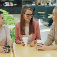 Agar reuni terasa lebih menyenangkan, yuk pahami cara menghadapi perbandingan karier tanpa kehilangan rasa percaya diri. [Dok/Pexels.com/Vitaly Gariev].