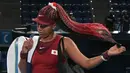 Petenis Jepang Naomi Osaka meninggalkan lapangan setelah dikalahkan Marketa Vondrousova dari Republik Ceko dalam pertandingan tenis putaran ketiga tunggal putri Olimpiade Tokyo 2020 di Ariake Tennis Park di Tokyo (27/7/2021). Naomi kalah dari Marketa Vondrousova 6-1, 6-4. (AFP/Tiziana Fabi)