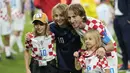 Kapten Kroasia, Luka Modric (kanan kedua) berfoto bersama anak-anaknya, Sofia (kiri), Ivano, dan Ema (kanan) saat timnya berhasil menyabet peringkat ketiga Piala Dunia 2022 setelah mengalahkan Maroko dengan skor 2-1 pada laga yang berlangsung di Khalifa International Stadium, Doha, Qatar, Sabtu (17/12/2022). (AP Photo/Francisco Seco)