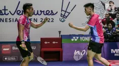 Ganda putra Indonesia Pramudya Kusumawardana/Yeremia Rambitan berselebrasi usai memasukan poin saat bertanding melawan Ben Lane/Sean Vendy dari Inggris dalam Indonesia Open 2022 di Istora Senayan, Jakarta, Rabu (15/6/2022). Pramudya Kusumawardana/Yeremia Rambitan menang dengan skor 21-19, 21-15. (Liputan6.com/Faizal Fanani)