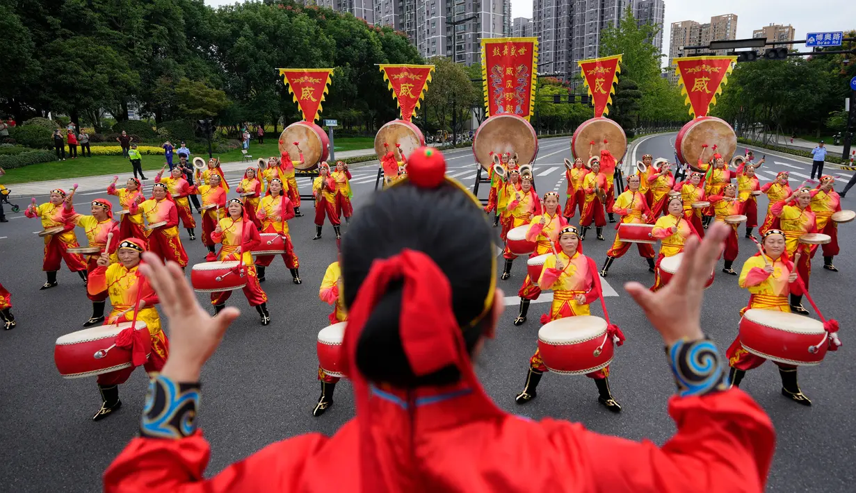 Para penabuh drum tampil dalam kirab obor Asian Games ke-19 di Hangzhou, Cina, Rabu, 20 September 2023. (AP Photo/Vincent Thian)