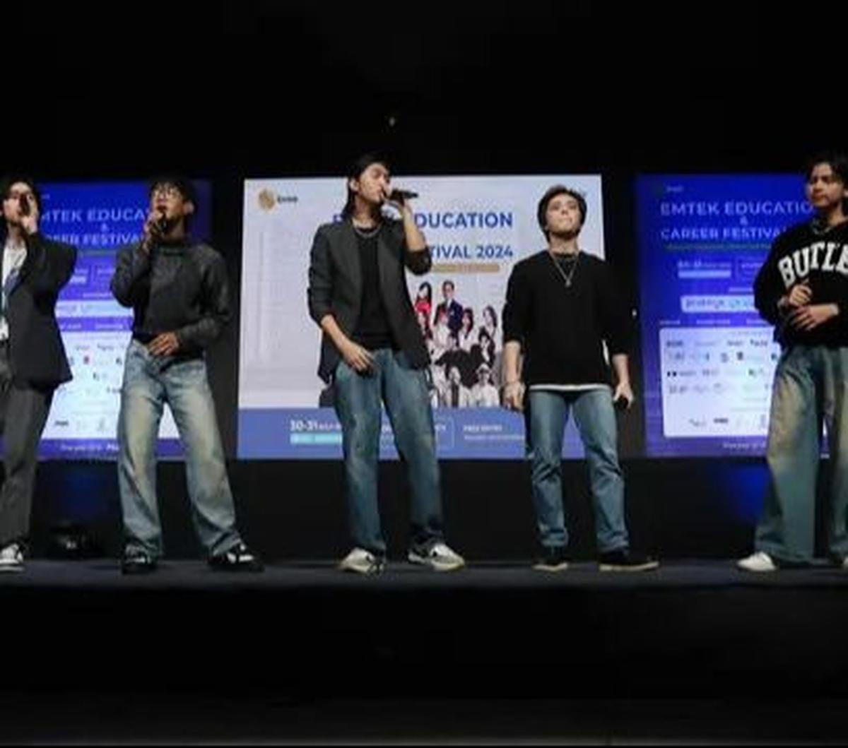 Penampilan boyband UN1TY pada acara Emtek Education & Career Festival 2024 di Studio 6 Emtek City, Studio Indosiar, Daan Mogot, Jakarta, Selasa (30/7/2024). Dalam penampilannya, tersebut UN1TY membawakan empat lagu untuk menghibur para pencari kerja. Foto