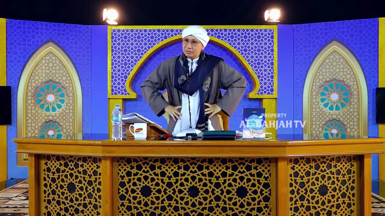 KH Yahya Zainul Ma'arif alias Buya Yahya Memberi Contoh Gerakan Sholat yang Meniru Gaya Ahli Neraka