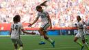 Gelandang AS, Tobin Heath (tengah) melakukan selebrasi usai mencetak gol ke gawang Jepang di final Piala Dunia wanita di BC Place, Vancouver, Kanada, Senin (6/7/2015). Amerika mengalahkan Jepang dengan skor 5-2. (Reuters/Michael Chow)