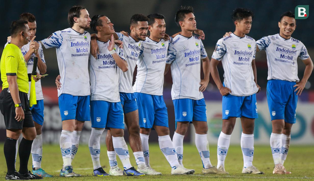 Persib Bandung harus menelan pil pahit usai tersingkir oleh PSS Sleman di perempat final Piala Predien 2022 lewat babak adu penalti. (Bola.com/Bagaskara Lazuardi)