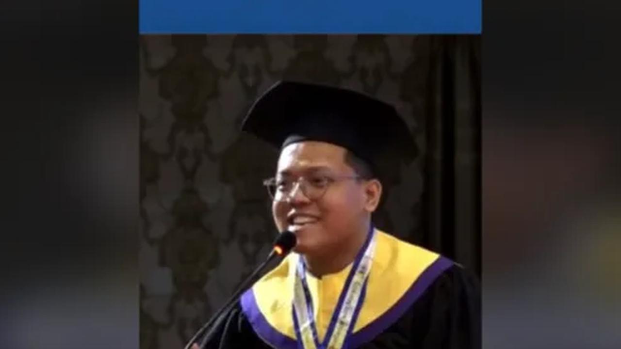 Pantun wisudawan ini sontak menjadi sorotan sang Rektor. Rektor UNAIR ini pun langsung menanyakan Indeks Prestasi Kumulatif (IPK) wisudawan tersebut. "IPK nya berapa?," tanya Rektor UNAIR langsung.<br>
