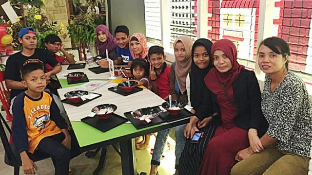 Evan Dimas dan keluarga besarnya bersama sang kekasih, Ishardianti Rahma