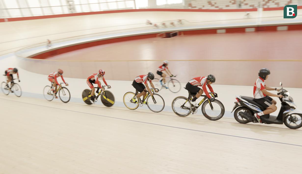Sejumlah atlet balap sepeda saat menggelar latihan di Jakarta Internasional Velodrome, Jakarta, Selasa (31/7/2018). Menpora berharap para atlet dapat berprestasi di Asian Games 2018. (Bola.com/M Iqbal Ichsan)