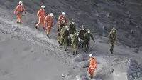 Pasukan Bela Diri Jepang dan petugas pemadam kebakaran saat mengevakuasi para pendaki di Gunung Ontake. (AP)