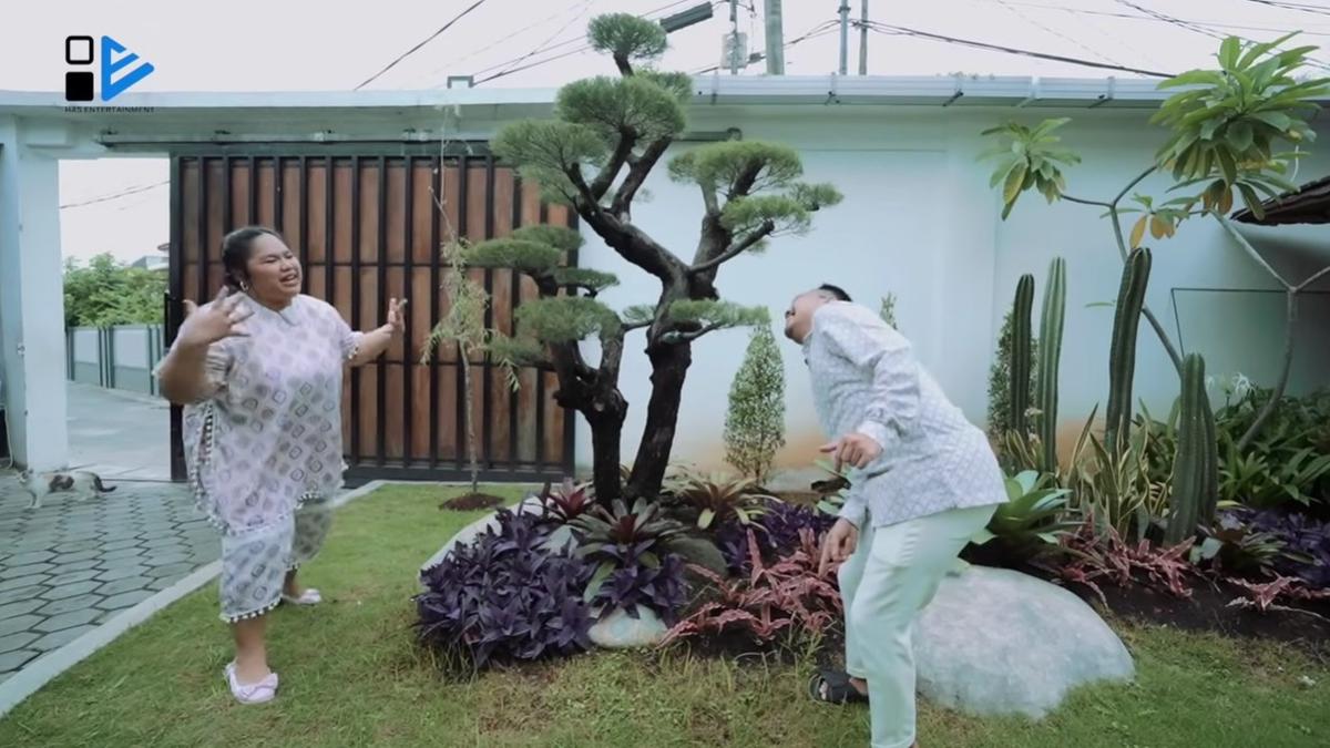 14 Potret Halaman Rumah Irish Bella dan Haldy Sabri, Estetik Bak Resort Pribadi