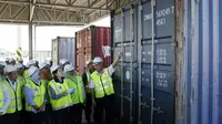 Menteri Lingkungan Malaysia Yeo Bee Yin meninjau kontainer sampah ilegal. Dok: AP