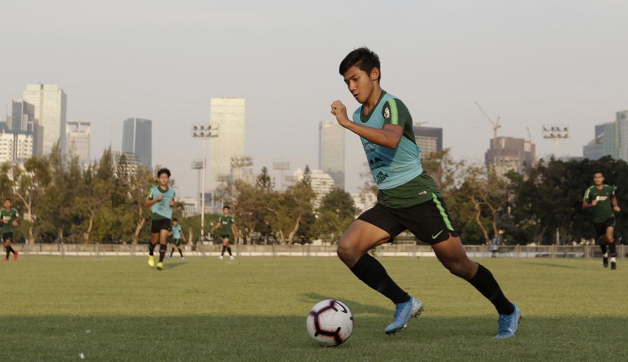 Pemain Timnas Indonesia U-22, Friza Andika, menggiring bola saat latihan di Lapangan G, Senayan, Jakarta, Sabtu (5/10). Latihan ini merupakan persiapan menjelang SEA Games 2019. (Bola.com/Yoppy Renato)