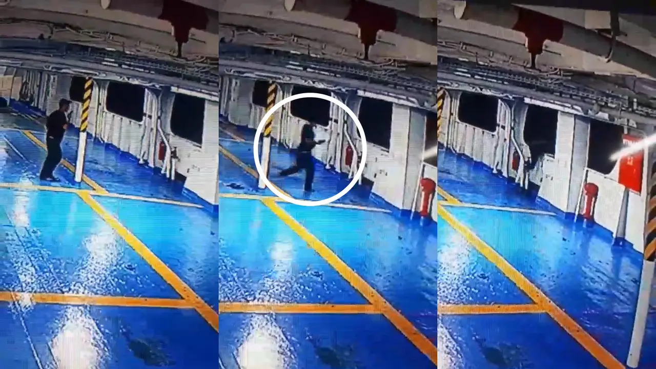 Rekaman kamera pengawas (CCTV) yang memperlihatkan seorang pria nekat melompat dari atas KMP Kirana. (Liputan6.com/Istimewa).