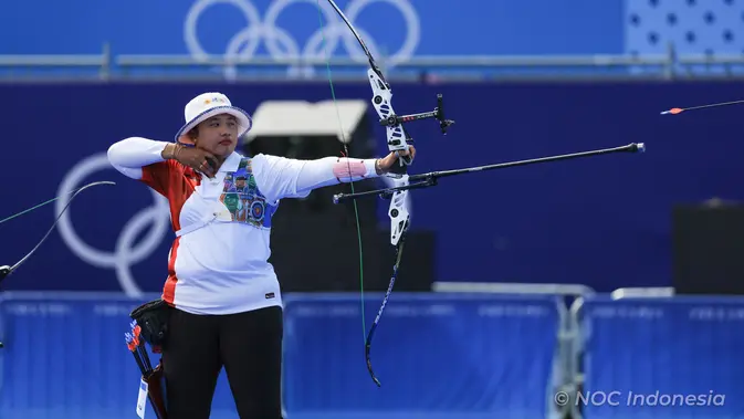 <p>Atlet panahan putri Indonesia, Rezza Octavia melepaskan anak panah pada laga perempatfinal panahan beregu putri Olimpiade Paris 2024 menghadapi China di Invalides Arena, Paris, Minggu (28/7/2024). Indonesia kalah 1-5 dari China. (Dok. NOC Indonesia/Naif Muhammad Al'as)</p>