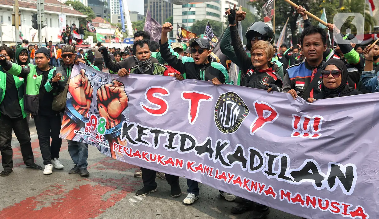 Para pengemudi ojek online juga menuntut perusahaan aplikasi untuk menurunkan biaya potongan. (Liputan6.com/Angga Yuniar)