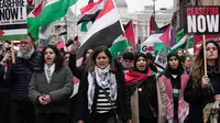 Para pengunjuk rasa pro-Palestina memegang spanduk, bendera, dan plakat dalam sebuah demonstrasi di London, Sabtu, 3 Februari 2024, menuntut gencatan senjata dan diakhirinya pengepungan Gaza. (AP Photo/Kin Cheung)