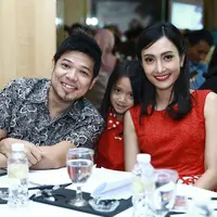 Sebagai seorang selebriti, pasutri Artika Sari Devi dan Baim juga mulai mengenalkan anaknya pada dunia entertaint. Tujuan pasangan ini, agar anaknya mengetahui pekerjaan yang digeluti oleh orangtuanya. (Galih W. Satria/Bintang.com)