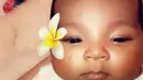 Usai dirinya mengunggah video True dengan filter, kini KoKo tak segan mengunggah wajah asli anaknya. (instagram/khloekardashian)