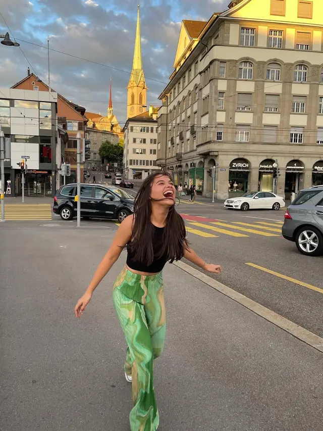 Outfit kasual ala Aurora Ribero (Instagram/@auroraribero)