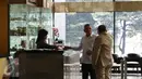 Chairuman Harahap ketika memberikan kartu identitasnya di meja resepsionis Gedung KPK, Jakarta, sebelum menjalani pemeriksaan terkait kasus dugaan korupsi pengadaan KTP Elektronik tahun 2011-2012, Selasa (11/10). (Liputan6.com/Helmi Affandi)