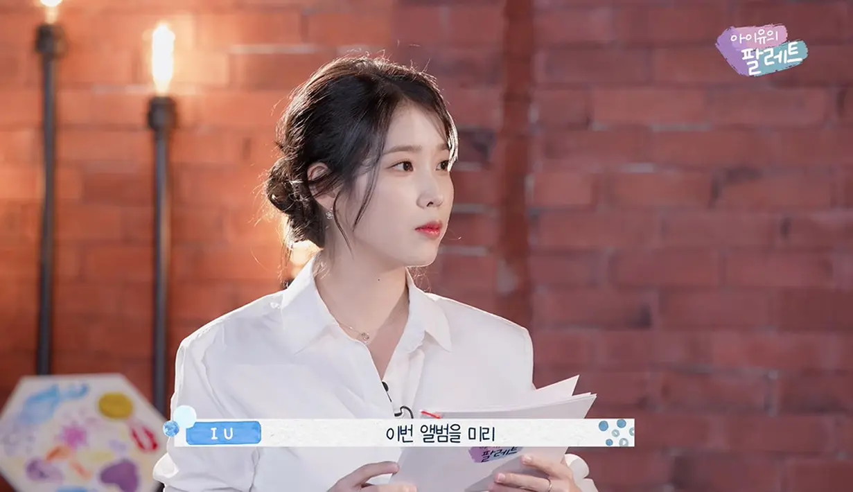 Agar perbincangan mengalir dan akrab,IU dan J-Hope berbicara mengenai minat dan kesamaan mereka. (Foto: YouTube/ 이지금 [IU Official])