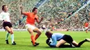 Johan Cruyff merupakan salah satu pemain tersukses dalam sejarah Ballon d'Or. Ia juga banyak mempersembahkan gelar untuk Ajax dan Barcelona, seperti Piala Eropa, Piala KNVB, gelar Liga Spanyol, dan Copa del Rey. Namun, ia tak pernah mengangkat trofi bersama Timnas Belanda. (AFP/Staff)