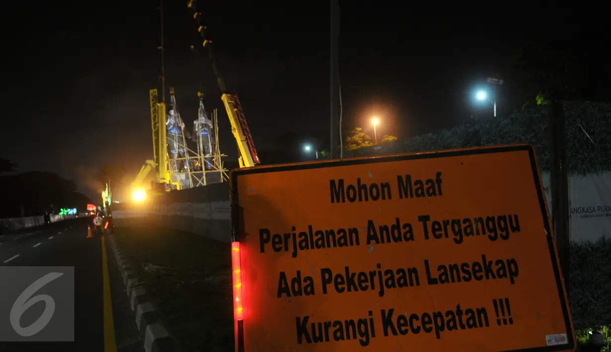 Papan pengumuman gangguan perjalanan terpasang disekitar Jalan Raya Bandara Soekarno-Hatta, Tangerang, Kamis (7/1). Patung Patung Proklamator Soekarno-Hatta akan dipindah ke bundaran Kawasan Bandara Soetta. (Liputan6.com/Faisal R Syam)