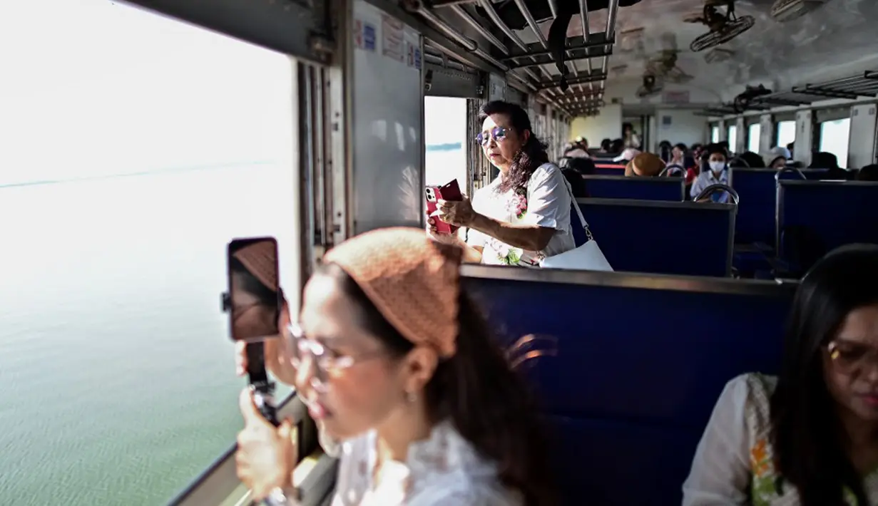 Dilansir dari Thaiger, State Railway of Thailand (SRT) menghadirkan layanan kereta terbaru mereka. Layanan ini diberi nama rot fai loi nam, yang berarti kereta mengapung di atas air. (MANAN VATSYAYANA/AFP)