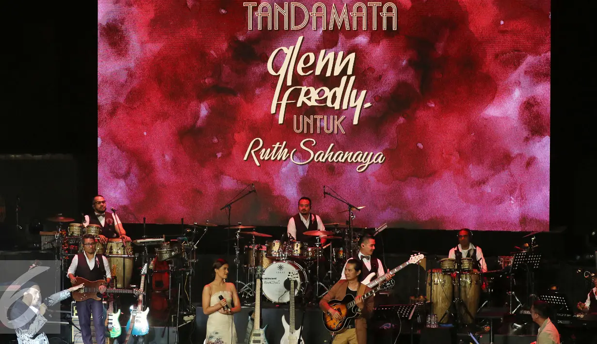Suasana pada Konser Tanda Mata Glenn Fredly Untuk Ruth Sahanaya di Jakarta, Jumat (30/9). Konser tersebut turut menampilkan sejumlah musisi lintas generasi seperti Yura, Yovie Widianto dan Bob Tutupoly. (Liputan6.com/Herman Zakharia)