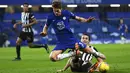 Pemain Chelsea Marcos Alonso (kiri) berebut bola dengan pemain Newcastle United Andy Carroll pada pertandingan Liga Inggris di Stamford Bridge Stadium, London, Inggris, Senin (15/2/2021). Chelsea menang 2-0. (Mike Hewitt/Pool via AP)
